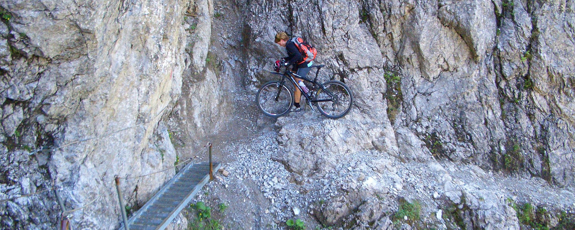 Mountainbiker in Felswand
